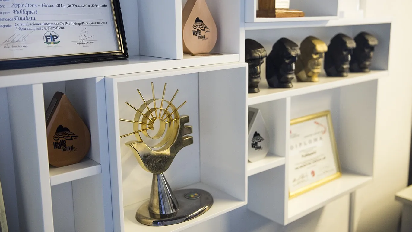 Estante con premios FIP y Wave Festival