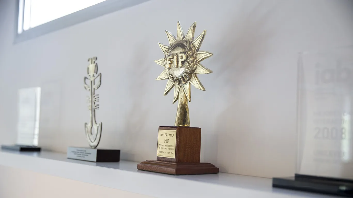 Premios FIP en el estante de la agencia